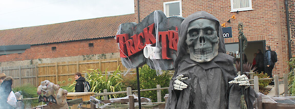 halloween human statue hire