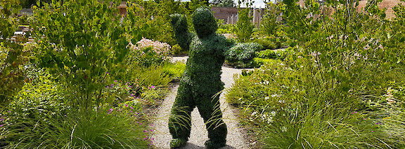 topiary human statue hire uk
