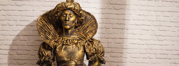 queen elizabeth human statue